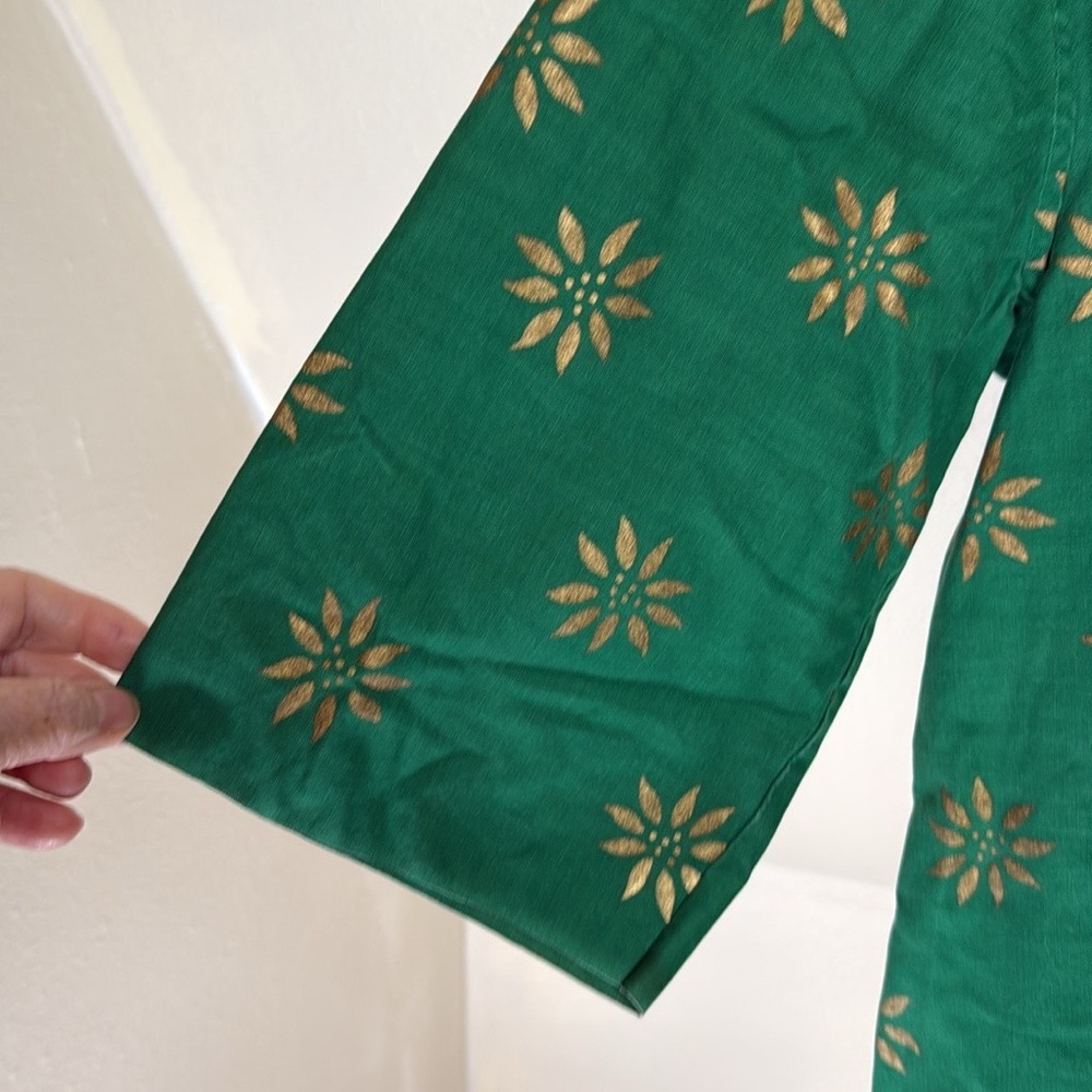 Festive Green Apron w/ Gold Floral Pattern large pocket on front. Ties at back - Picture 3 of 4